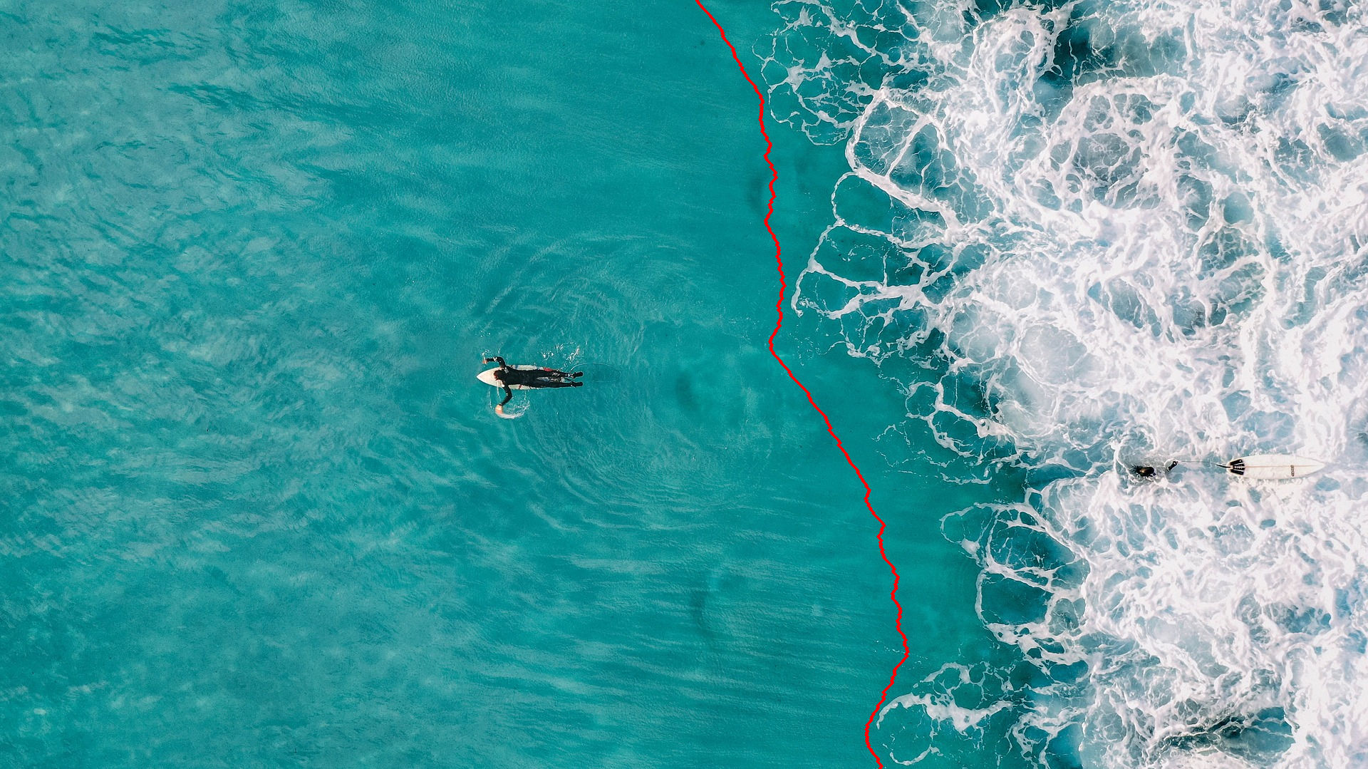 冲浪者图片中发现的最低能量接缝。接缝通过一条五个像素宽的红线来可视化，实际上接缝只有一个像素宽。